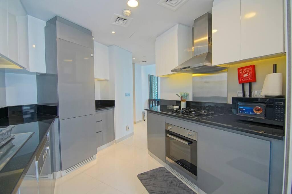 Luxury Hotel Apartment With A Canal View Dubai Exterior foto