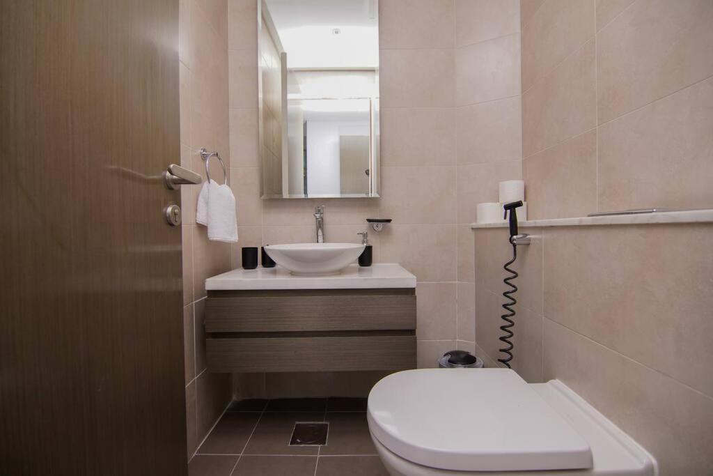 Luxury Hotel Apartment With A Canal View Dubai Exterior foto